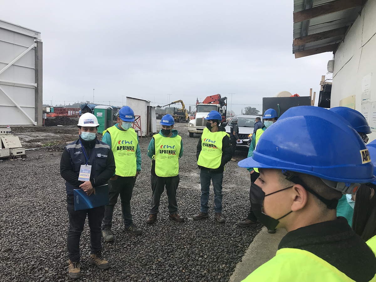 Estudiantes de la especialidad Electricidad visitaron obra de la empresa Inarco en la región de Ñuble