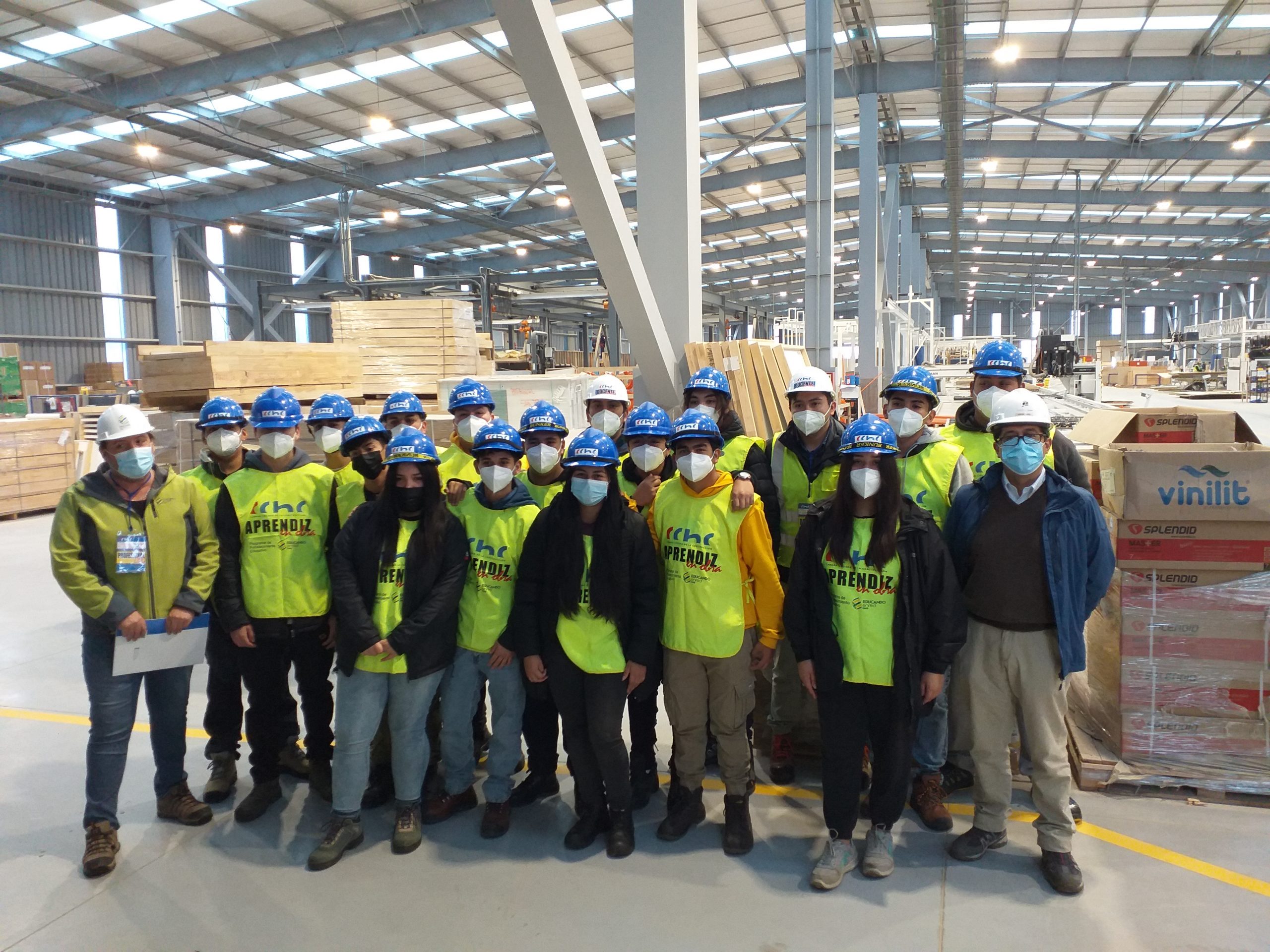 Futuros técnico profesionales visitaron fábrica de construcción modular industrializada