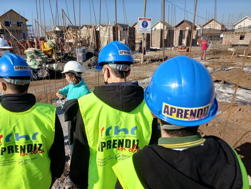 Jóvenes visitan obras para conocer procesos productivos