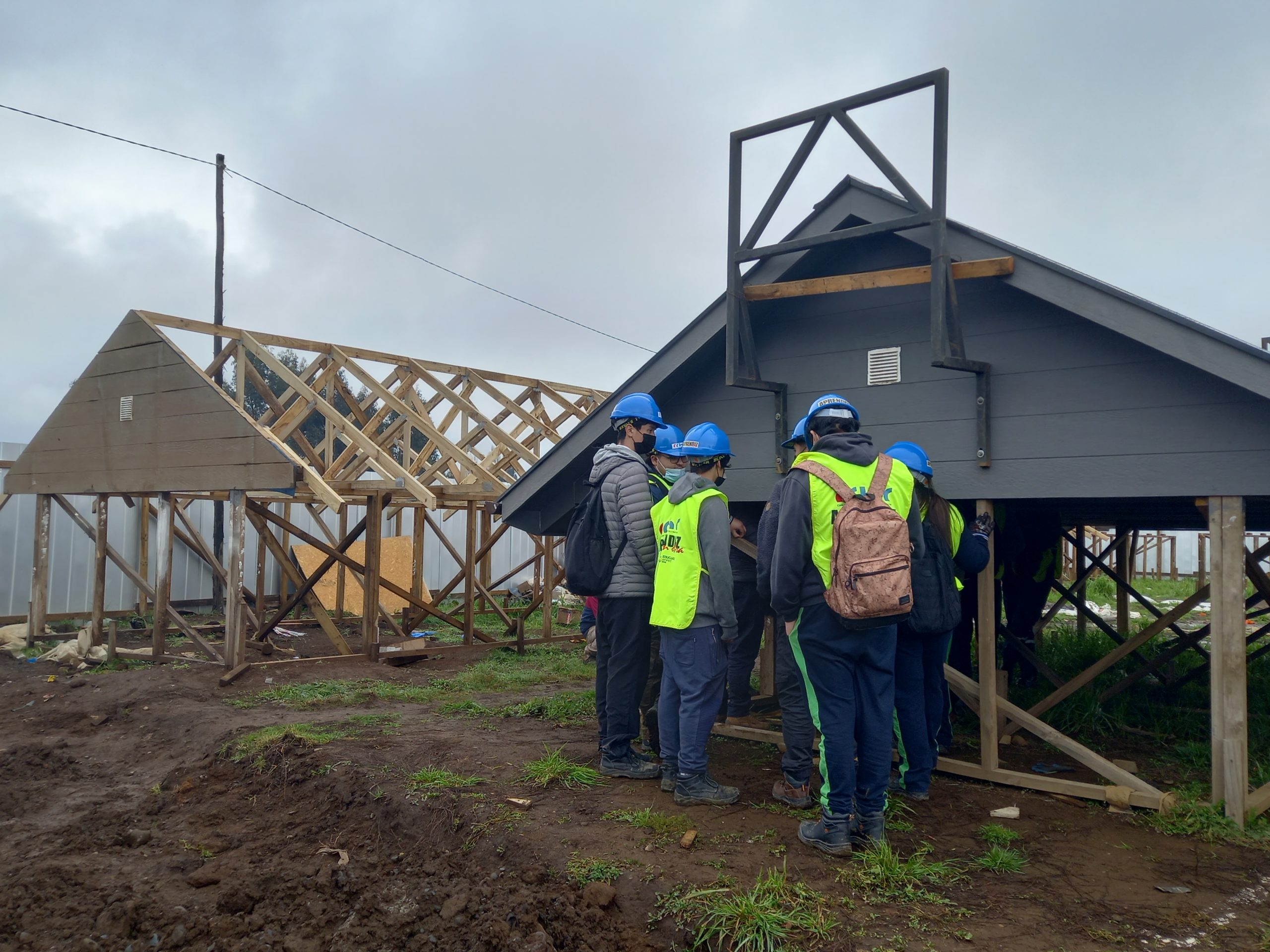 Estudiantes del Liceo Tecnológico de la Araucanía vieron de modo directo la instalación de una casa de Constructora Martabid