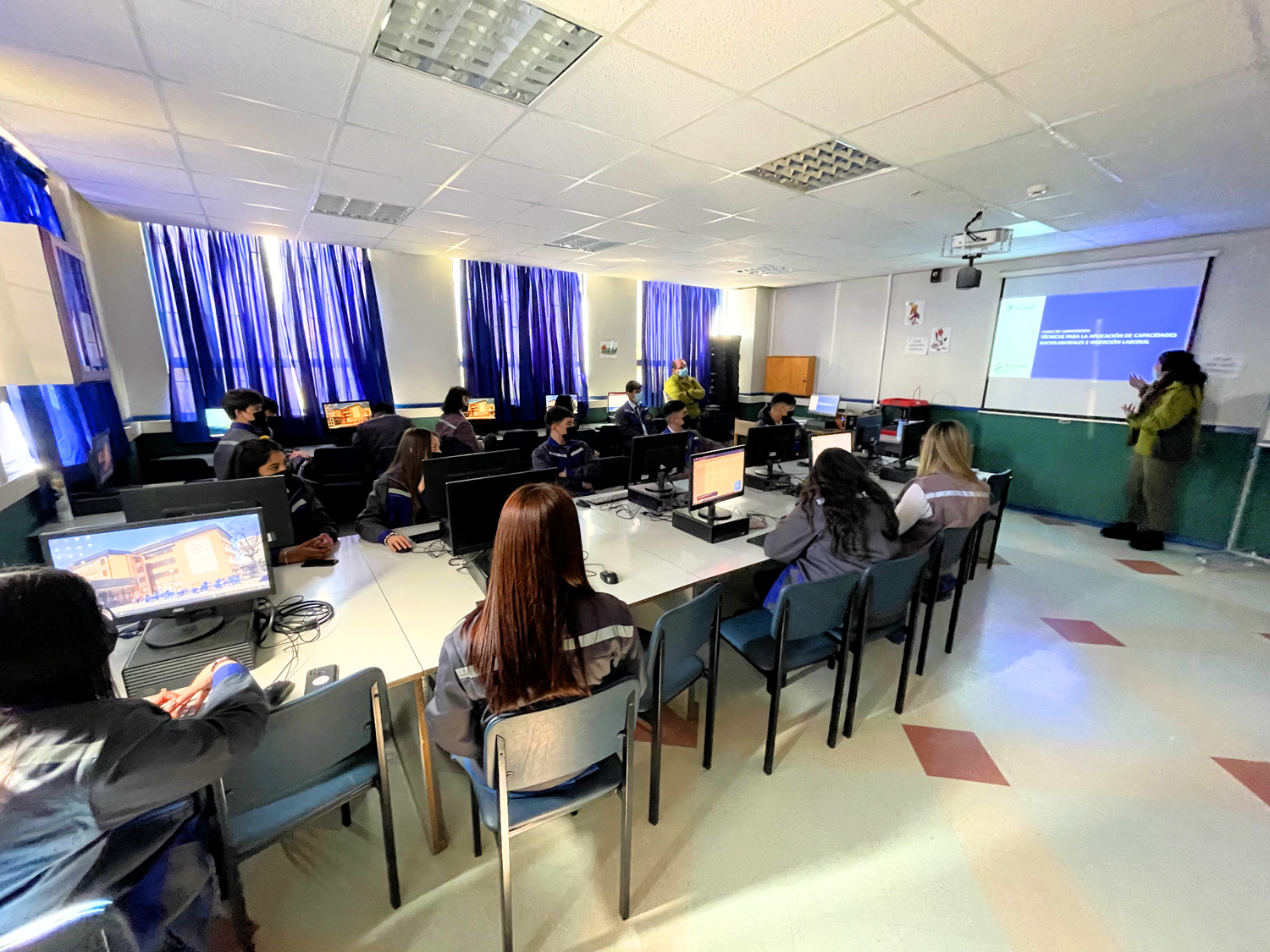 Estudiantes del Colegio los Acacios inician curso de capacidades sociolaborales disponibilizado por Constructora Ravanal