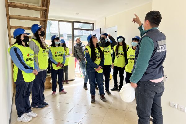 Mujeres en la construcción: profesoras y estudiantes se reúnen en la obra Parque Bicentenario II para incentivar la incorporación femenina