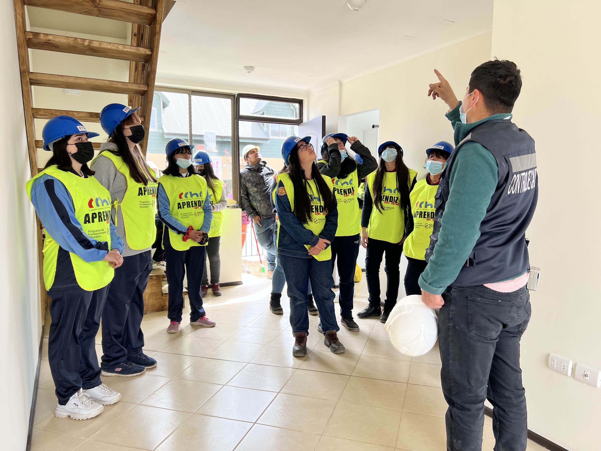 Mujeres en la construcción: profesoras y estudiantes se reúnen en la obra Parque Bicentenario II para incentivar la incorporación femenina