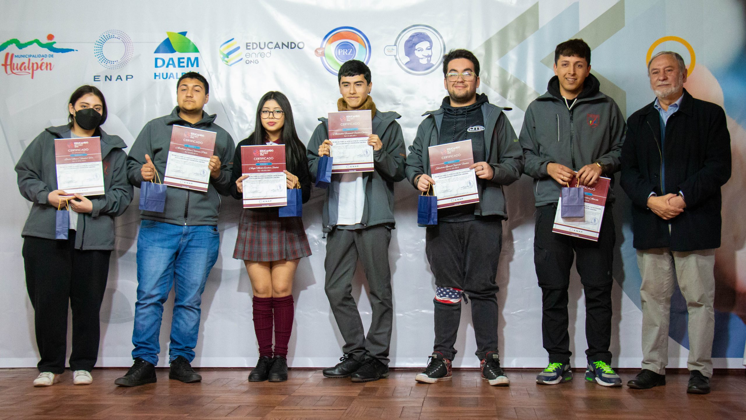 Más de 90 estudiantes de Hualpén son certificados en materia sociolaboral gracias al compromiso de ENAP Refinería Bío Bío con la comuna